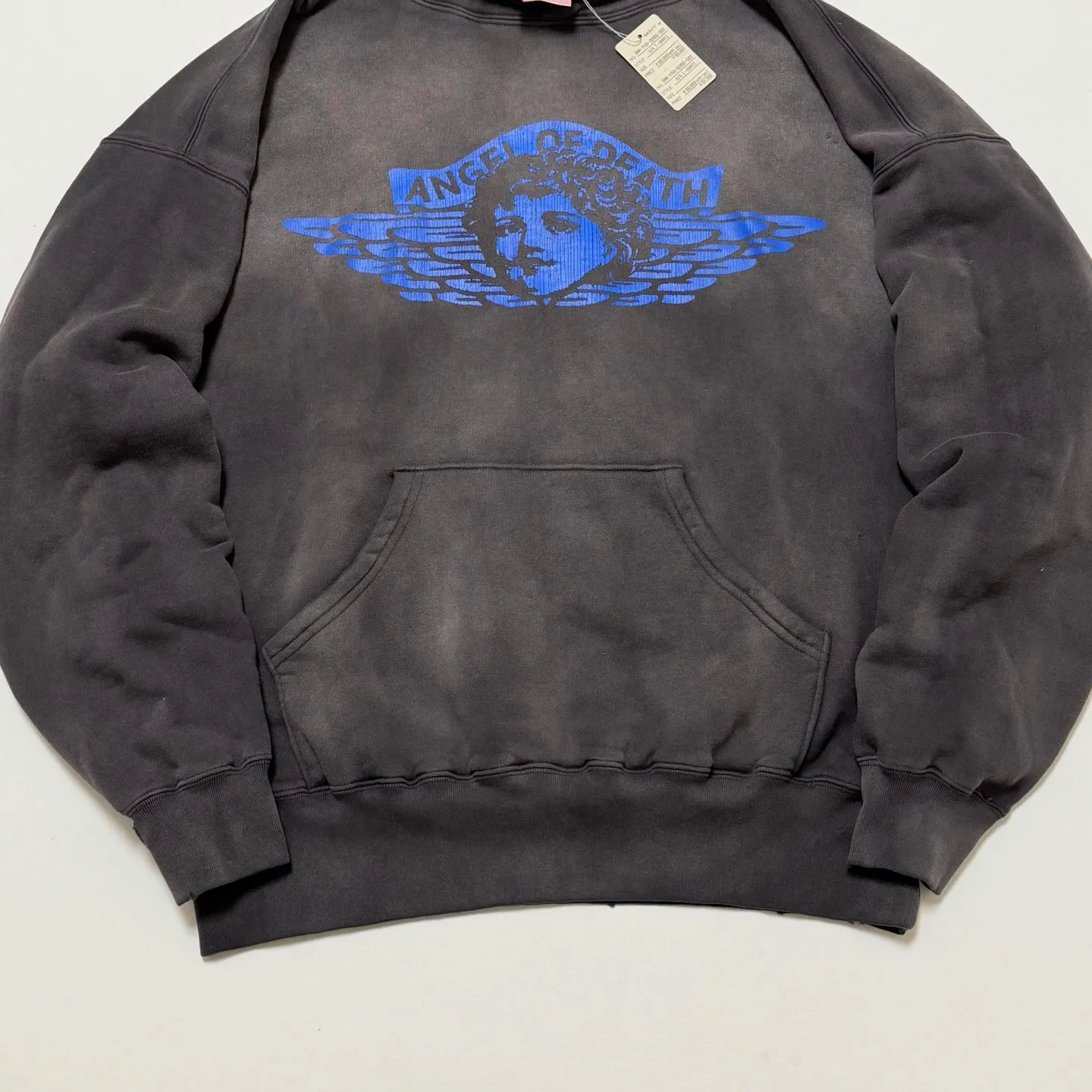 SAINT Mxxxxxx HOODIE/ANGEL/BLK 25 years new angel rebirth washed hoodie, washed black S-XL 25 years new version, revised many times, the version is more pure! Heavy washing water spray fading process, stronger distressing effect, handmade wormhole destruction treatment, genuine level distressed crack printing